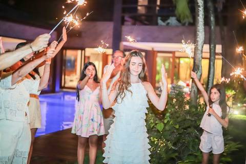 Fotos ao pôr do sol na Praia do Forte, um dos momentos mais especiais do que fazer no destino.

Ensaio de debutante com espontaneidade e sentimento, assinado por Waldyr Lantyer.'