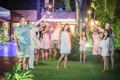 Fotos ao pôr do sol na Praia do Forte, um dos momentos mais especiais do que fazer no destino.

Ensaio de debutante com espontaneidade e sentimento, assinado por Waldyr Lantyer.'