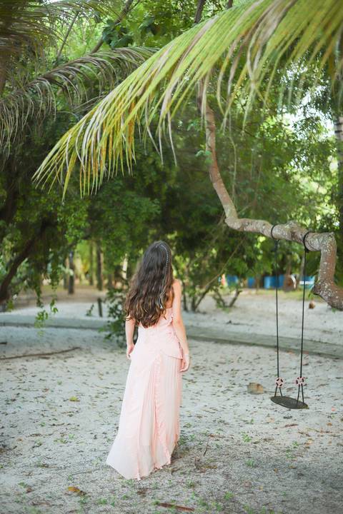 ensaio 15 anos na praia, fotógrafo Praia do Forte, fotos ao pôr do sol, fotografia intimista, fotos em família, fotografia emocional, ensaio feminino, fotógrafo profissional Bahia, storytelling fotográfico, álbum impresso, fotografia afetiva'