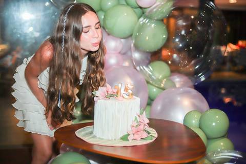 Fotos ao pôr do sol na Praia do Forte, um dos momentos mais especiais do que fazer no destino.

Ensaio de debutante com espontaneidade e sentimento, assinado por Waldyr Lantyer. FOTO DE PRAIA DO FORTE BAHIA'