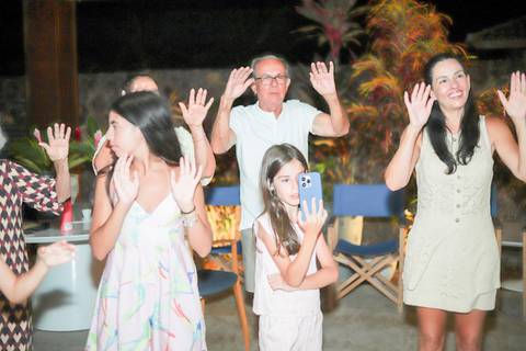 Fotos ao pôr do sol na Praia do Forte, um dos momentos mais especiais do que fazer no destino.

Ensaio de debutante com espontaneidade e sentimento, assinado por Waldyr Lantyer. FOTO DE PRAIA DO FORTE BAHIA'