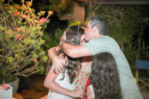 Fotos ao pôr do sol na Praia do Forte, um dos momentos mais especiais do que fazer no destino.

Ensaio de debutante com espontaneidade e sentimento, assinado por Waldyr Lantyer. FOTO DE PRAIA DO FORTE BAHIA'