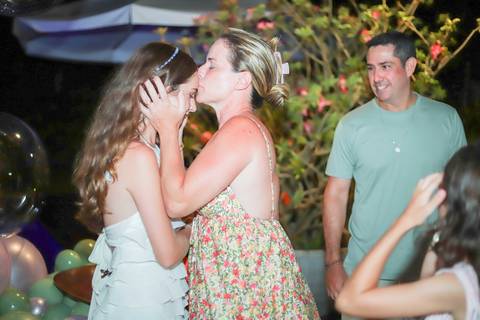 Fotos ao pôr do sol na Praia do Forte, um dos momentos mais especiais do que fazer no destino.

Ensaio de debutante com espontaneidade e sentimento, assinado por Waldyr Lantyer. FOTO DE PRAIA DO FORTE BAHIA - FOTOGRFIA DE PRAIA DO FORTE BA'