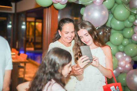 Fotos ao pôr do sol na Praia do Forte, um dos momentos mais especiais do que fazer no destino.

Ensaio de debutante com espontaneidade e sentimento, assinado por Waldyr Lantyer. FOTO DE PRAIA DO FORTE BAHIA - FOTOGRFIA DE PRAIA DO FORTE BA'