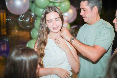 Fotos ao pôr do sol na Praia do Forte, um dos momentos mais especiais do que fazer no destino.

Ensaio de debutante com espontaneidade e sentimento, assinado por Waldyr Lantyer. FOTO DE PRAIA DO FORTE BAHIA - FOTOGRFIA DE PRAIA DO FORTE BA'
