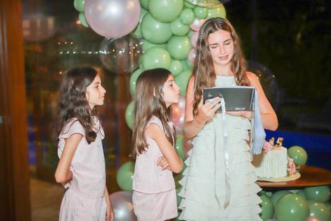 Fotos ao pôr do sol na Praia do Forte, um dos momentos mais especiais do que fazer no destino.

Ensaio de debutante com espontaneidade e sentimento, assinado por Waldyr Lantyer. FOTO DE PRAIA DO FORTE BAHIA - FOTOGRFIA DE PRAIA DO FORTE BA'