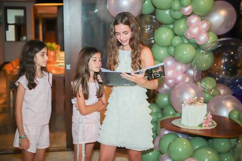 Fotos ao pôr do sol na Praia do Forte, um dos momentos mais especiais do que fazer no destino.

Ensaio de debutante com espontaneidade e sentimento, assinado por Waldyr Lantyer. FOTO DE PRAIA DO FORTE BAHIA - FOTOGRFIA DE PRAIA DO FORTE BA'