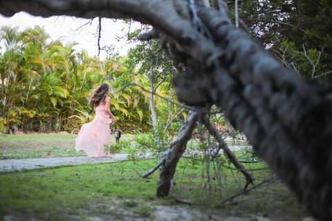 ensaio 15 anos na praia, fotógrafo Praia do Forte, fotos ao pôr do sol, fotografia intimista, fotos em família, fotografia emocional, ensaio feminino, fotógrafo profissional Bahia, storytelling fotográfico, álbum impresso, fotografia afetiva'