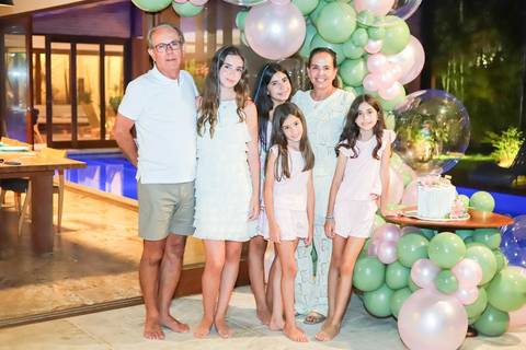 Fotos ao pôr do sol na Praia do Forte, um dos momentos mais especiais do que fazer no destino.

Ensaio de debutante com espontaneidade e sentimento, assinado por Waldyr Lantyer. FOTO DE PRAIA DO FORTE BAHIA - FOTOGRFIA DE PRAIA DO FORTE BA'