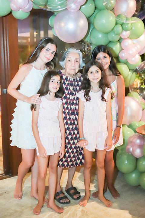 Fotos ao pôr do sol na Praia do Forte, um dos momentos mais especiais do que fazer no destino.

Ensaio de debutante com espontaneidade e sentimento, assinado por Waldyr Lantyer. FOTO DE PRAIA DO FORTE BAHIA - FOTOGRFIA DE PRAIA DO FORTE BA'