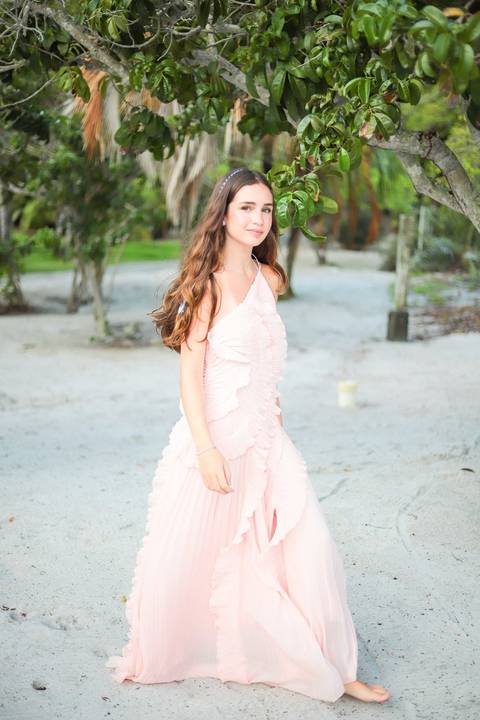 ensaio 15 anos na praia, fotógrafo Praia do Forte, fotos ao pôr do sol, fotografia intimista, fotos em família, fotografia emocional, ensaio feminino, fotógrafo profissional Bahia, storytelling fotográfico, álbum impresso, fotografia afetiva'