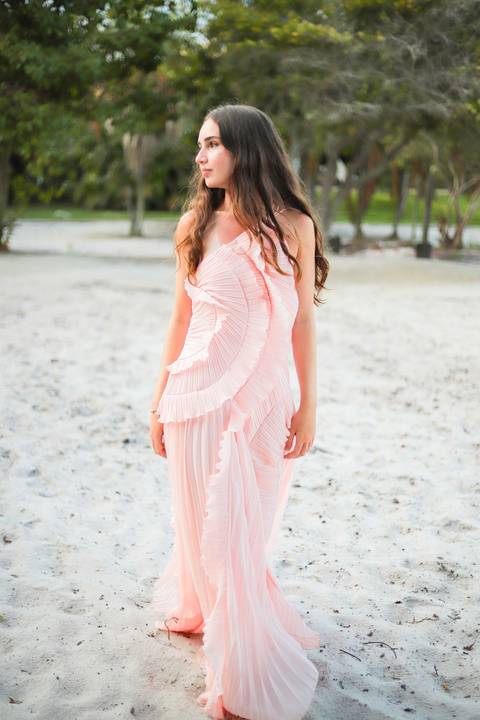 ensaio 15 anos na praia, fotógrafo Praia do Forte, fotos ao pôr do sol, fotografia intimista, fotos em família, fotografia emocional, ensaio feminino, fotógrafo profissional Bahia, storytelling fotográfico, álbum impresso, fotografia afetiva'