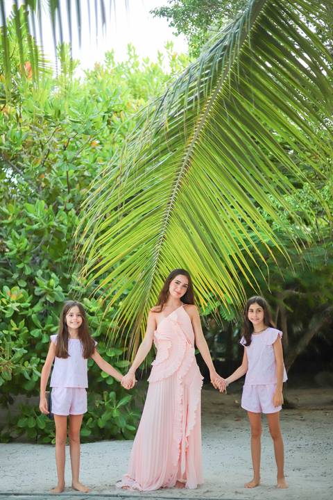 ensaio 15 anos na praia, fotógrafo Praia do Forte, fotos ao pôr do sol, fotografia intimista, fotos em família, fotografia emocional, ensaio feminino, fotógrafo profissional Bahia, storytelling fotográfico, álbum impresso, fotografia afetiva'