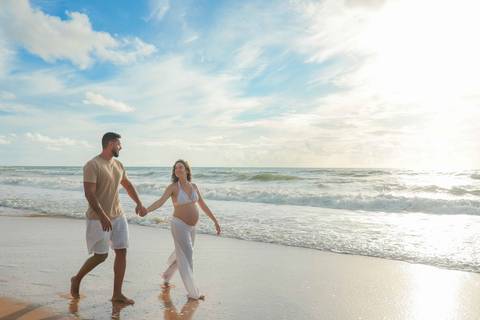 Fotografia de gestante em Imbassaí, com luz natural e paisagem paradisíaca, ideal para quem busca ensaio gestacional na Bahia.'