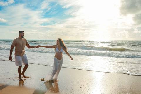 Fotografia de gestante em Imbassaí, com luz natural e paisagem paradisíaca, ideal para quem busca ensaio gestacional na Bahia.'