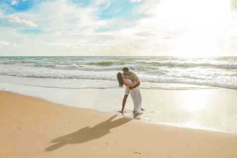 Fotografia de gestante em Imbassaí, com luz natural e paisagem paradisíaca, ideal para quem busca ensaio gestacional na Bahia.'