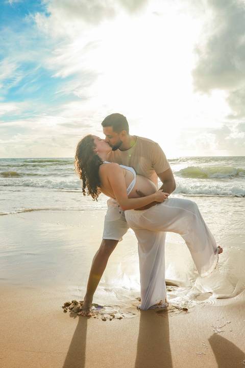 Fotografia de gestante em Imbassaí, com luz natural e paisagem paradisíaca, ideal para quem busca ensaio gestacional na Bahia.'