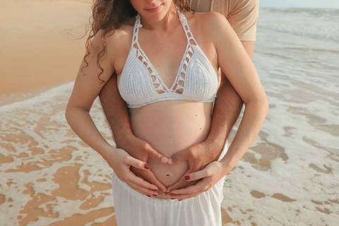 Fotografia de gestante em Imbassaí, com luz natural e paisagem paradisíaca, ideal para quem busca ensaio gestacional na Bahia.'