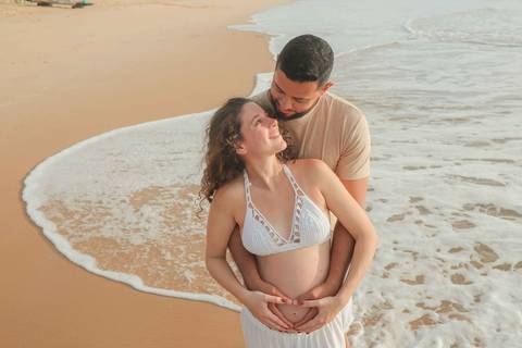 Fotografia de gestante em Imbassaí, com luz natural e paisagem paradisíaca, ideal para quem busca ensaio gestacional na Bahia. Foto de Praia do Forte Bahia. O que fazer em Praia do Forte Bahia'