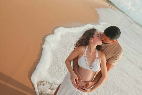 Fotografia de gestante em Imbassaí, com luz natural e paisagem paradisíaca, ideal para quem busca ensaio gestacional na Bahia. Foto de Praia do Forte Bahia. O que fazer em Praia do Forte Bahia'