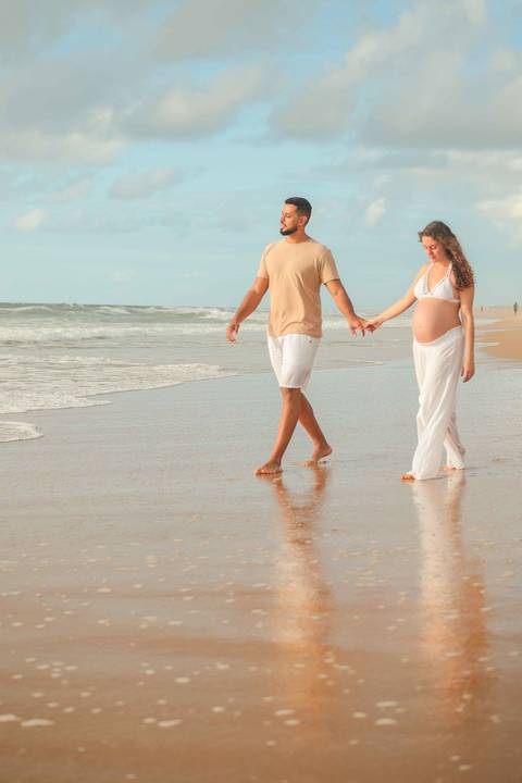 Fotografia de gestante em Imbassaí, com luz natural e paisagem paradisíaca, ideal para quem busca ensaio gestacional na Bahia. Foto de Praia do Forte Bahia. O que fazer em Praia do Forte Bahia'
