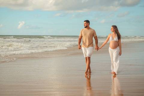 Fotografia de gestante em Imbassaí, com luz natural e paisagem paradisíaca, ideal para quem busca ensaio gestacional na Bahia. Foto de Praia do Forte Bahia. O que fazer em Praia do Forte Bahia'