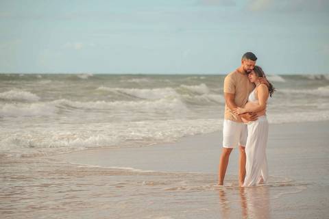 Fotografia de gestante em Imbassaí, com luz natural e paisagem paradisíaca, ideal para quem busca ensaio gestacional na Bahia. Foto de Praia do Forte Bahia. O que fazer em Praia do Forte Bahia'