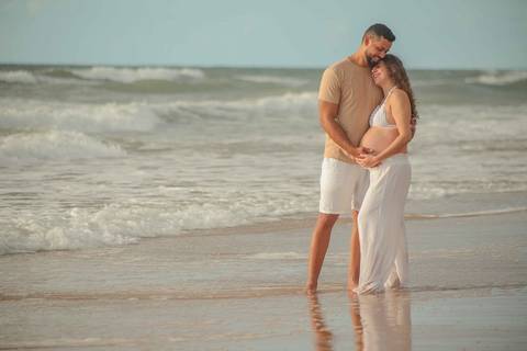 Fotografia de gestante em Imbassaí, com luz natural e paisagem paradisíaca, ideal para quem busca ensaio gestacional na Bahia. Foto de Praia do Forte Bahia. O que fazer em Praia do Forte Bahia'