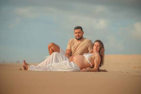 Fotografia de gestante em Imbassaí, com luz natural e paisagem paradisíaca, ideal para quem busca ensaio gestacional na Bahia. Foto de Praia do Forte Bahia. O que fazer em Praia do Forte Bahia'