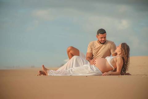 Fotografia de gestante em Imbassaí, com luz natural e paisagem paradisíaca, ideal para quem busca ensaio gestacional na Bahia. Foto de Praia do Forte Bahia. O que fazer em Praia do Forte Bahia'