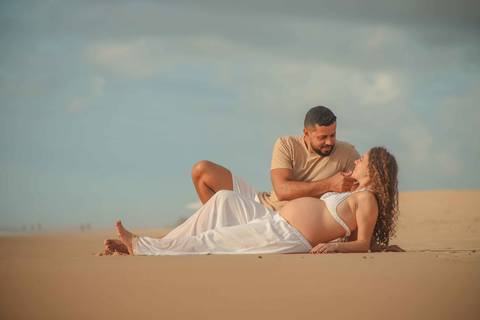 Foto de Praia do Forte Bahia. O que fazer em Praia do Forte Bahia. Ensaio de gravidez ao ar livre em Imbassaí, destino procurado por gestantes que viajam para o litoral norte baiano.'