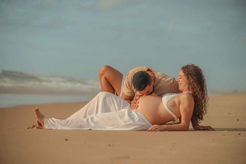 Foto de Praia do Forte Bahia. O que fazer em Praia do Forte Bahia. Ensaio de gravidez ao ar livre em Imbassaí, destino procurado por gestantes que viajam para o litoral norte baiano.'