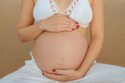 Foto de Praia do Forte Bahia. O que fazer em Praia do Forte Bahia. Ensaio de gravidez ao ar livre em Imbassaí, destino procurado por gestantes que viajam para o litoral norte baiano.'