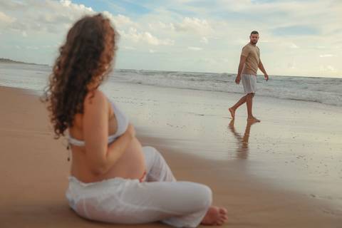Foto de Praia do Forte Bahia. O que fazer em Praia do Forte Bahia. Ensaio de gravidez ao ar livre em Imbassaí, destino procurado por gestantes que viajam para o litoral norte baiano.'