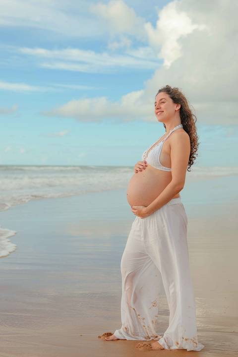 Foto de Praia do Forte Bahia. O que fazer em Praia do Forte Bahia. Ensaio de gravidez ao ar livre em Imbassaí, destino procurado por gestantes que viajam para o litoral norte baiano.'