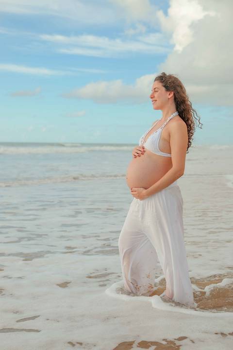 Foto de Praia do Forte Bahia. O que fazer em Praia do Forte Bahia. Ensaio de gravidez ao ar livre em Imbassaí, destino procurado por gestantes que viajam para o litoral norte baiano.'