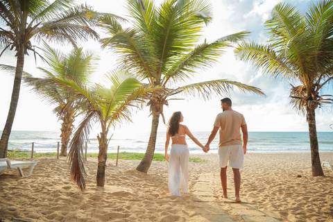 Ensaio gestacional ao nascer do sol em Imbassaí, no encontro do rio com o mar — cenário perfeito para fotografia de gravidez no litoral norte da Bahia.'