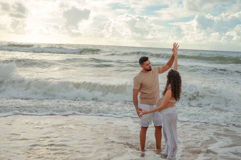 Foto de Praia do Forte Bahia. O que fazer em Praia do Forte Bahia. Ensaio de gravidez ao ar livre em Imbassaí, destino procurado por gestantes que viajam para o litoral norte baiano.'