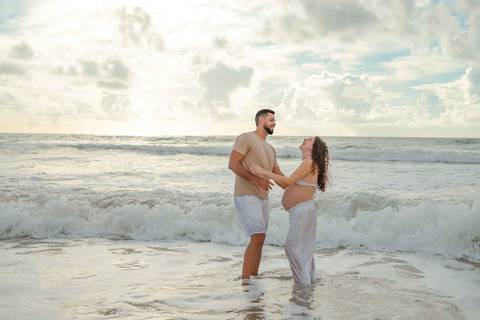 Foto de Praia do Forte Bahia. O que fazer em Praia do Forte Bahia. Ensaio de gravidez ao ar livre em Imbassaí, destino procurado por gestantes que viajam para o litoral norte baiano.'