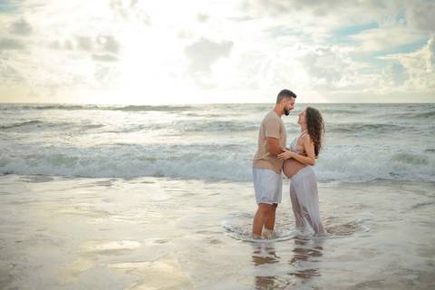 Foto de Praia do Forte Bahia. O que fazer em Praia do Forte Bahia. Ensaio de gravidez ao ar livre em Imbassaí, destino procurado por gestantes que viajam para o litoral norte baiano.'