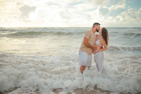 Foto de Praia do Forte Bahia. O que fazer em Praia do Forte Bahia. Fotógrafo de gestante em Imbassaí, especializado em ensaios de gravidez com luz natural no litoral norte da Bahia.'