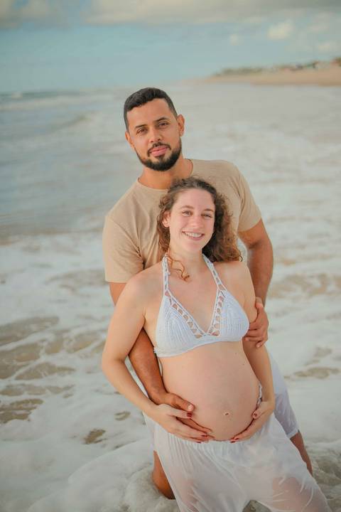 Foto de Praia do Forte Bahia. O que fazer em Praia do Forte Bahia. Fotógrafo de gestante em Imbassaí, especializado em ensaios de gravidez com luz natural no litoral norte da Bahia.'