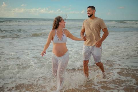 Foto de Praia do Forte Bahia. O que fazer em Praia do Forte Bahia. Fotógrafo de gestante em Imbassaí, especializado em ensaios de gravidez com luz natural no litoral norte da Bahia.'