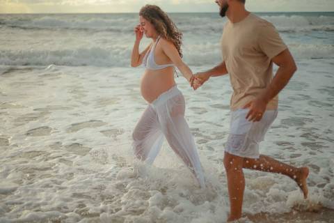 Foto de Praia do Forte Bahia. O que fazer em Praia do Forte Bahia. Fotógrafo de gestante em Imbassaí, especializado em ensaios de gravidez com luz natural no litoral norte da Bahia.'