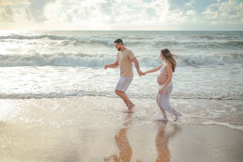 Foto de Praia do Forte Bahia. O que fazer em Praia do Forte Bahia. Fotógrafo de gestante em Imbassaí, especializado em ensaios de gravidez com luz natural no litoral norte da Bahia.'