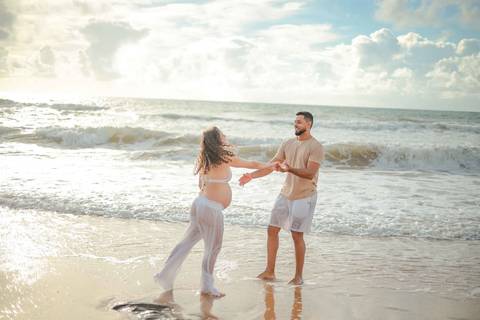 Foto de Praia do Forte Bahia. O que fazer em Praia do Forte Bahia. Fotógrafo de gestante em Imbassaí, especializado em ensaios de gravidez com luz natural no litoral norte da Bahia.'