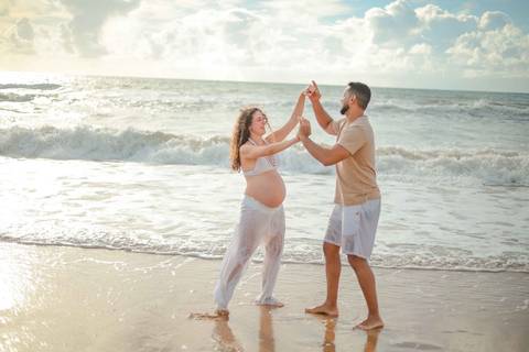 Foto de Praia do Forte Bahia. O que fazer em Praia do Forte Bahia. Fotógrafo de gestante em Imbassaí, especializado em ensaios de gravidez com luz natural no litoral norte da Bahia.'