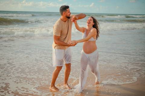 Foto de Praia do Forte Bahia. O que fazer em Praia do Forte Bahia. Fotógrafo de gestante em Imbassaí, especializado em ensaios de gravidez com luz natural no litoral norte da Bahia.'