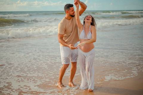 Foto de Praia do Forte Bahia. O que fazer em Praia do Forte Bahia. Fotógrafo de gestante em Imbassaí, especializado em ensaios de gravidez com luz natural no litoral norte da Bahia.'