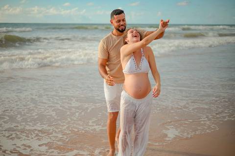 Foto de Praia do Forte Bahia. O que fazer em Praia do Forte Bahia. Fotógrafo de gestante em Imbassaí, especializado em ensaios de gravidez com luz natural no litoral norte da Bahia.'